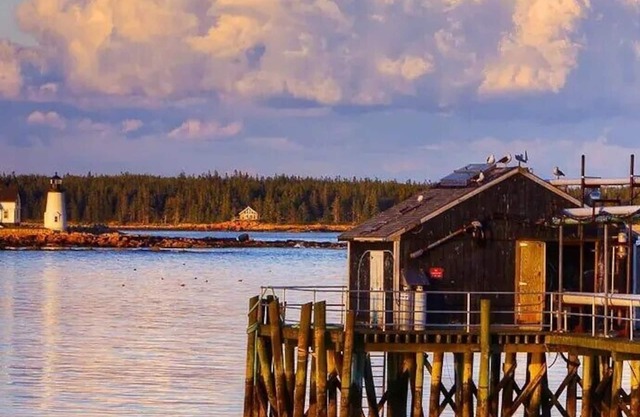 Lobster Cottage on the Harbor W/Lighthouse and Waterviews.