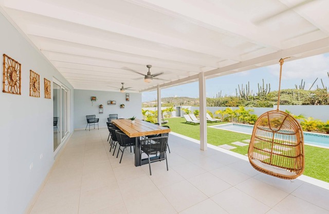 Local Vibes, Big Pool, Expansive Patio, 10 guests