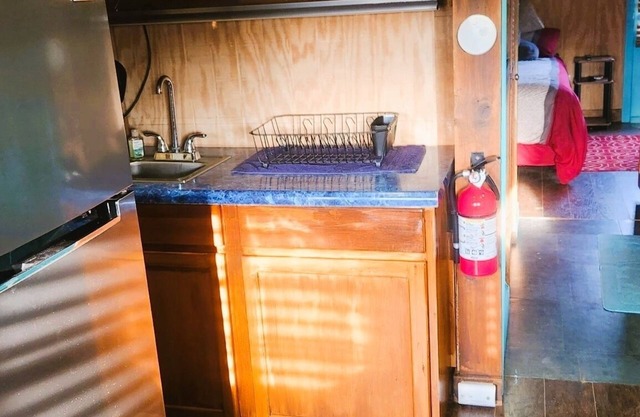 Located outside of Anderson, access to shopping, dinning , 8 miles from Lake.