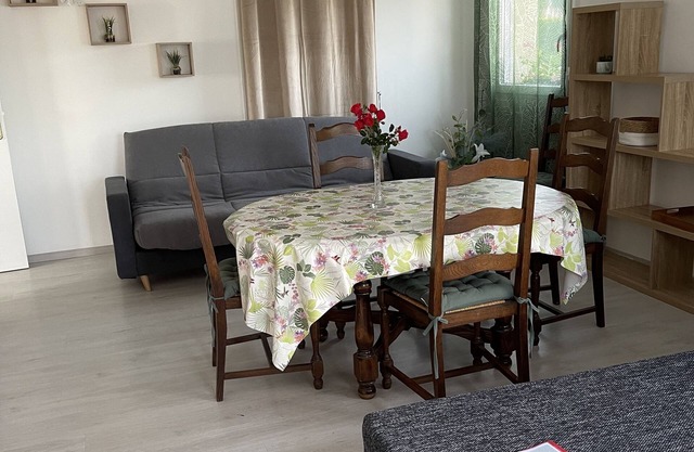 Location Appartements 4 Pers. Avec Piscine "fauvette"