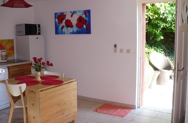 Location in the heart of the Esterel Mountains, halfway between Cannes and Frejus. 3 *