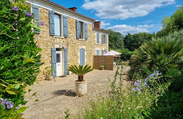 LOCATION OF A COTTAGE, QUIET, IN THE VENDEEN BOCAGE