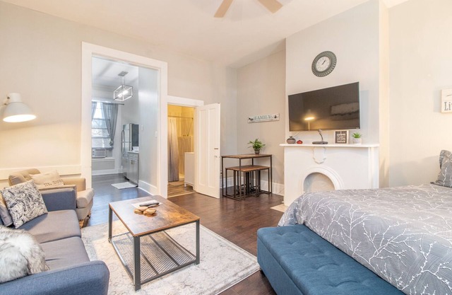 Location! Fresh, Clean Studio 3 Miles from Downtown Cincinnati