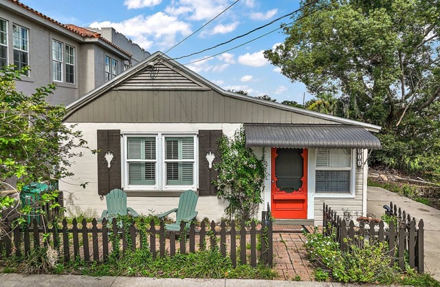 Location! Location! Location! In the middle of Downtown Mt Dora!