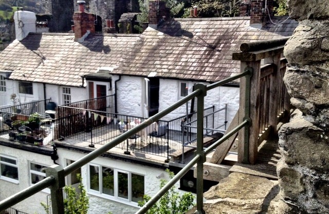 LOCATION LOCATION LOCATION - UNIQUE ROOF TERRACE & CASTLE VIEWS