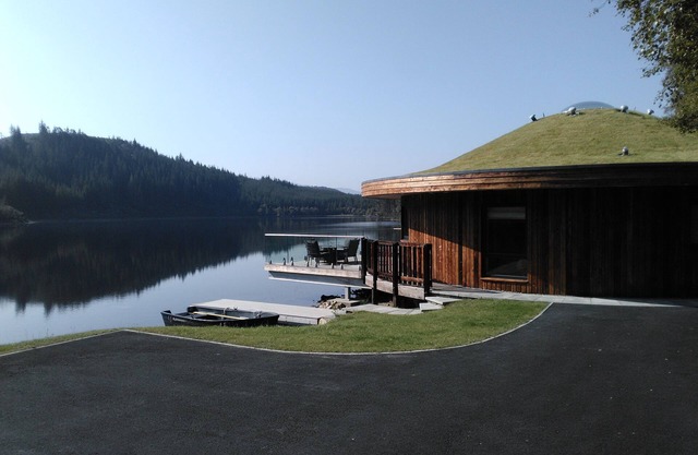 Loch side property with private hot tub and own Loch
