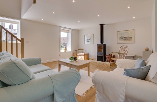 Lodge Farm Barn - Two Bedroom House, Sleeps 4