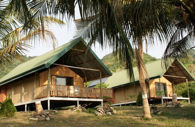 Lodge Hummingbird - Lake Bosomtwe