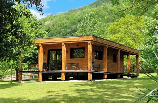 Lodge in a green setting. Panoramic view of FOIX castle.