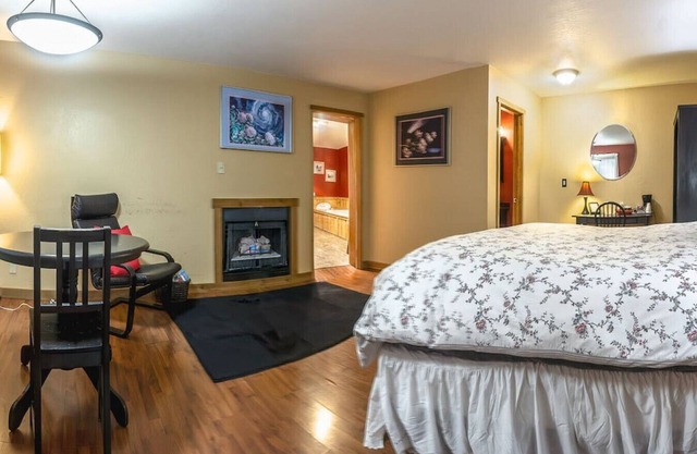 Lodge Room 5 with Jacuzzi Tub at Green Springs Inn