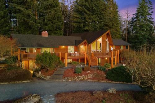 Lodge-Style Retreat 10 Acres King Beds