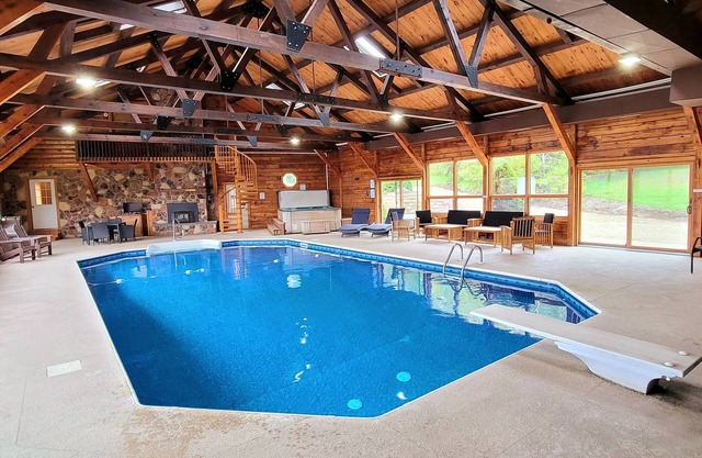 Lodge w/INDOOR PRIVATE HEATED POOL + Hot Tub + Fire Pit + Pond, on 19 acres