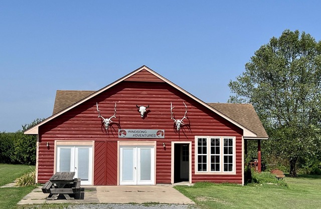 Lodge with fishing & guided hunts available! Minutes from Tulsa & Grand Lake!