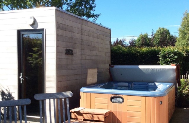Lodge with jacuzzi, sauna, infrared "Coquelicots" in the high fens (7p)