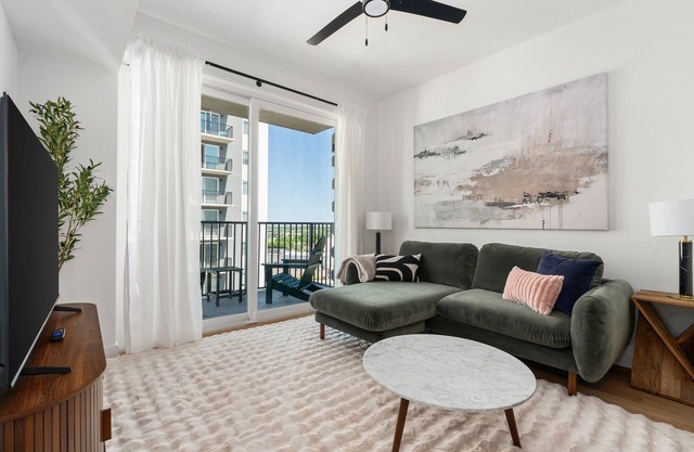 Lodgeur | Bright 1BR w/views | Energy Corridor