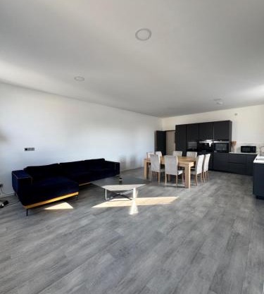 Loft épuré avec parking privé.