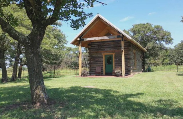 Loft cabin close to Pioneer Woman's Mercantile