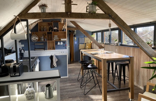 Loft south for 2 to 7 people, kitchenette. Access to the hostel's common areas.