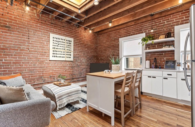 Loft + Walkable to Downtown + Parking