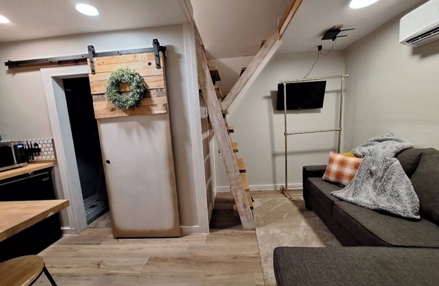 Lofted Barn on Mini Farm with AC and WiFi in Globe