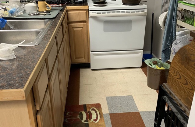 Log building -town center -large rooms -electric charging station-sleeps 6-7