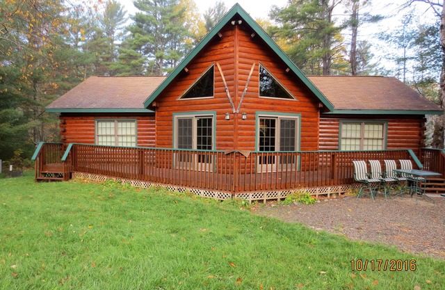 Log Cabin home with Mt Ascutney views and pool table
