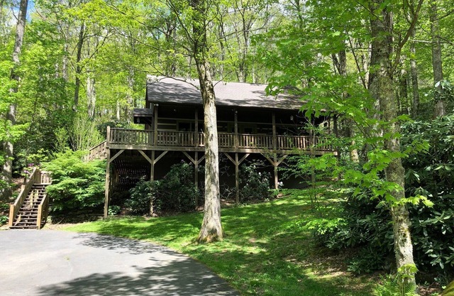 Log Cabin in Town of Boone - Dog Friendly