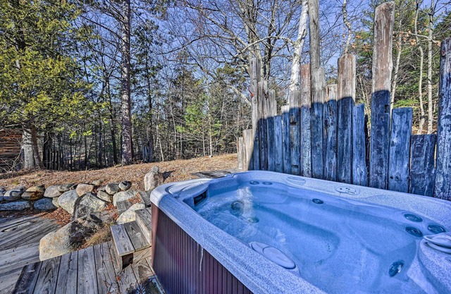 Log Cabin in Wilmington w/New Hot Tub By Skiing!