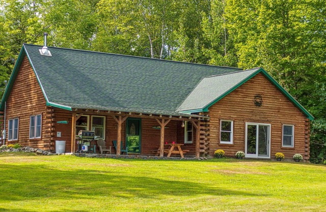 Log cabin, King bed! Private beach!