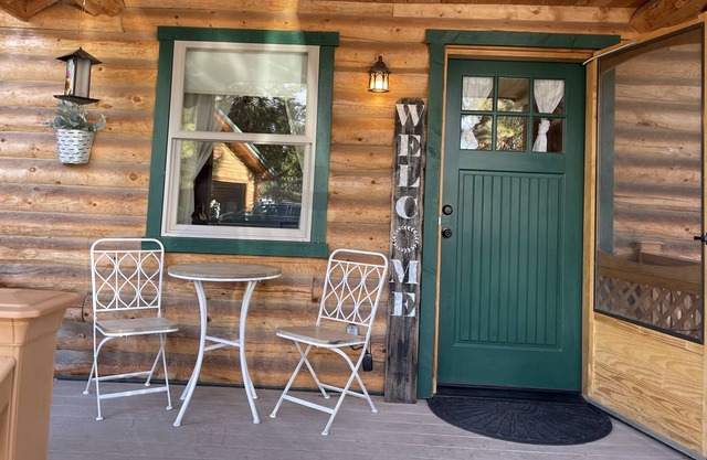 Log cabin near Crater Lake and the Williamson river