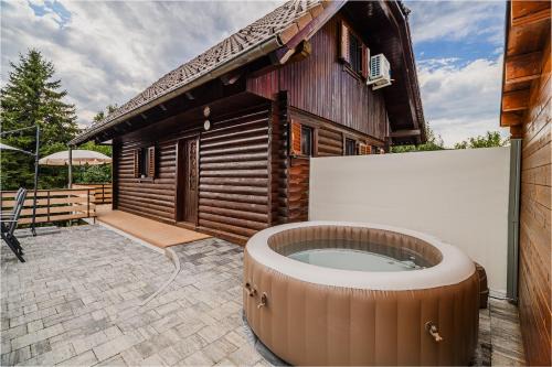 Log Cabin Vista View with Seasonal Hot Tub
