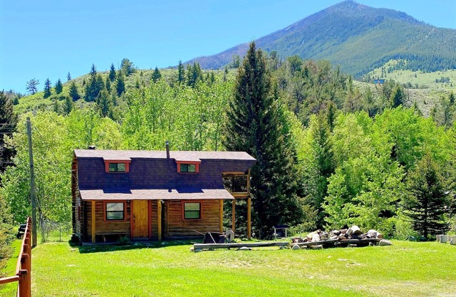 Log Cabin with Hot Tub Overlooking Rock Creek and Beartooth Mountains