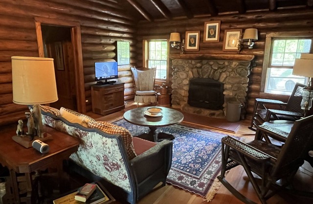 Log Home on beautiful lake setting! Stunning sunsets and room to unpack & relax.