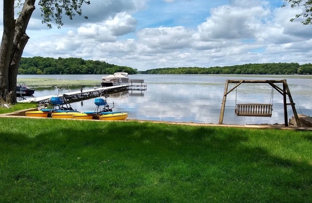 Log Home on Circle Lake - Now with Pickleball Court!