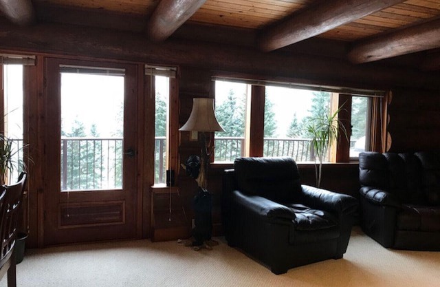 Log Home on Kootenay Lake, 3 bdrm, 2 bath, 2 king beds and 1 queen, Hot Tub.