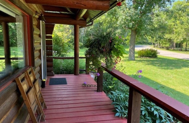 Log Home w/Shared Beach and Game Room.