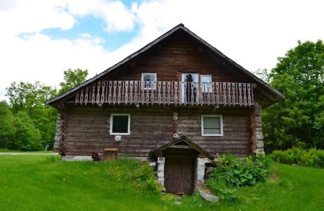 Log House with Views of Spruce Mtn