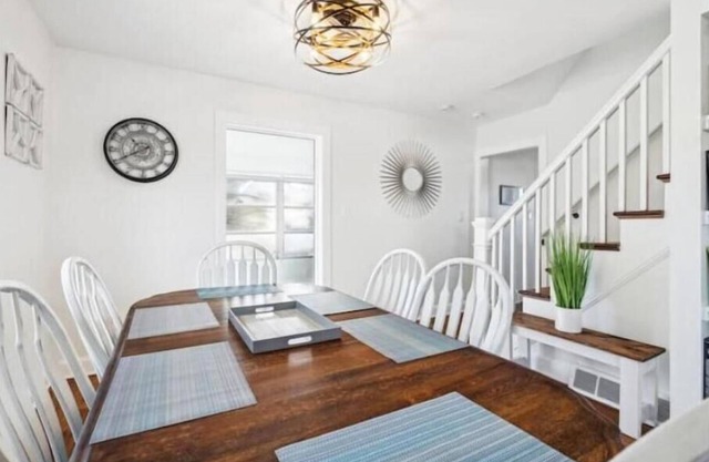 Logan's House - convenient, clean, comfortable & safe. Free EV charger onsite!