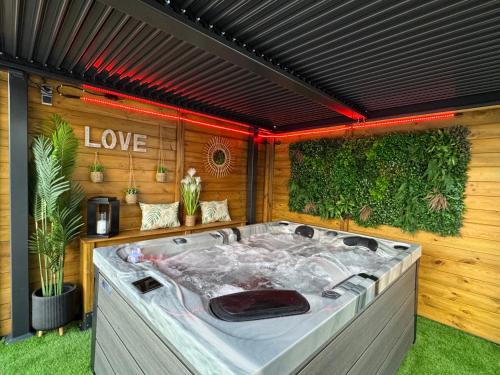Logement cosy avec piscine et jacuzzi privé