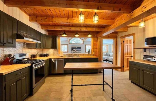 Logtastic cabin in Windham with Hot Tub