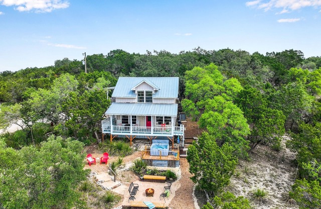 Lomax Lookout I Hot tub, views, Stargazing, Wimberley