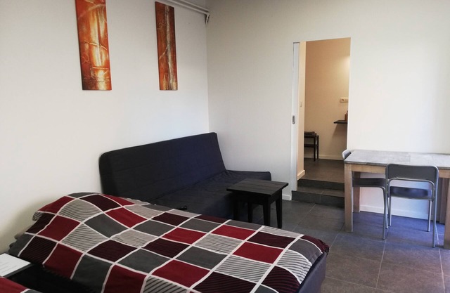 Lommel inn, free wifi, 7/24 check inn, sat tv, free parking, 4 people