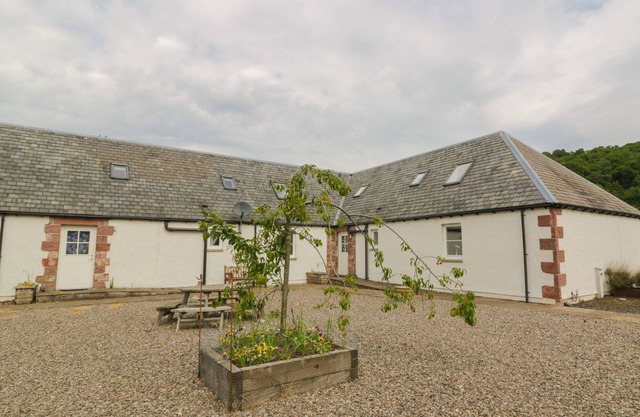 LON COTTAGE, pet friendly, with a garden in Blairgowrie