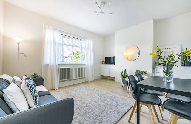 London Calling 3 bed 3 baths 5 mins from train into City