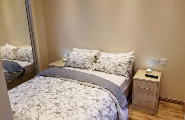 London Luxury 1 bed Flat 1 min Walk to Redbridge Tube Station, Parking, Aircon