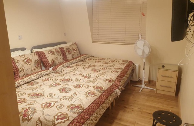 London Luxury 3 bedroom 2 bathrooms flat 1 min to Redbridge Station FREE parking & WIFI