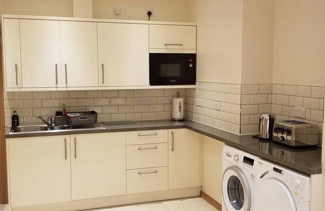 London Luxury 4 Bedroom with 4 On suite Bathrooms and Free Parking Close to Tube
