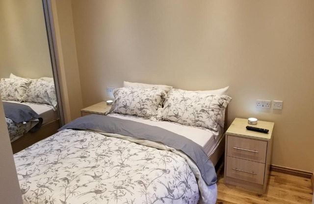 London Luxury Apartment 4 Bedroom Sleeps 12 people with 4 Bathrooms 1 Min walk from Station