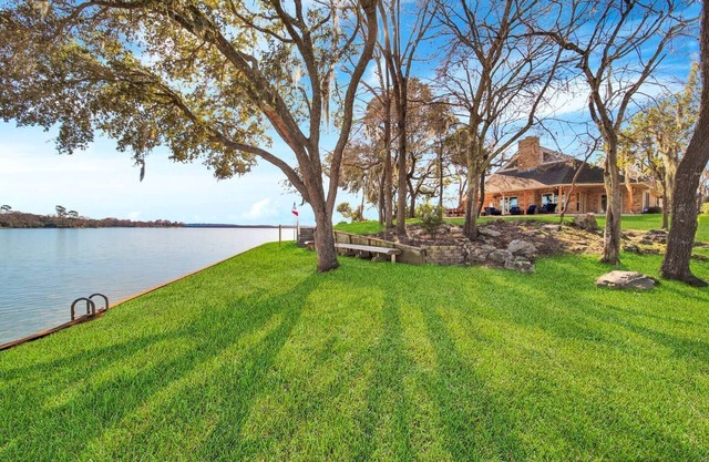Lone Star Peninsula- Stunning Waterfront Retreat