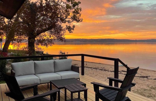 Long Beach Cottage, (romantic couple’s getaway)